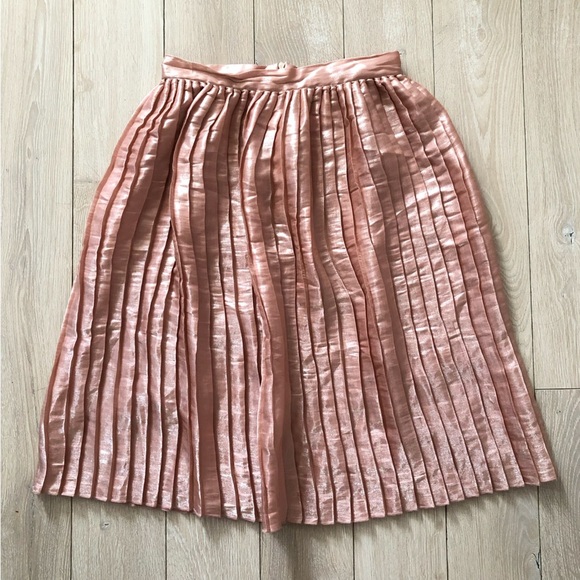 Glamorous Metalic Pleated Mini Skirt in Light Pink Size XS - Picture 1 of 9